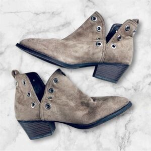 5 for $25 CL Chinese Laundry Catt taupe eyelet ankle booties size 6